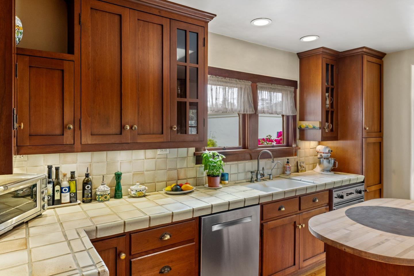 Detail Gallery Image 16 of 67 For 944 Bayview Ave, Pacific Grove,  CA 93950 - 3 Beds | 2 Baths
