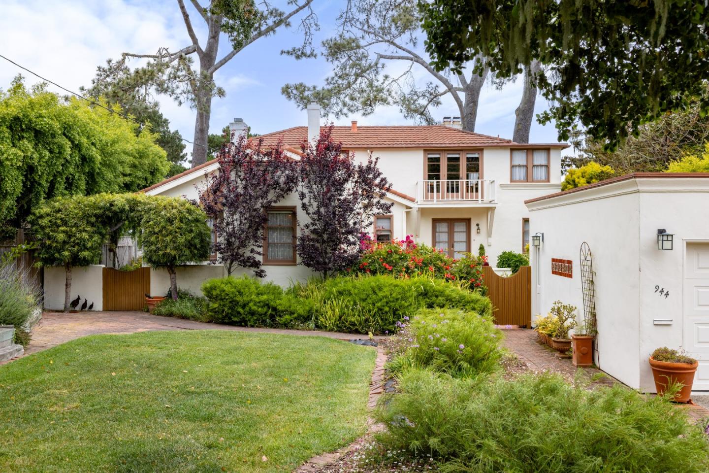 Detail Gallery Image 4 of 67 For 944 Bayview Ave, Pacific Grove,  CA 93950 - 3 Beds | 2 Baths