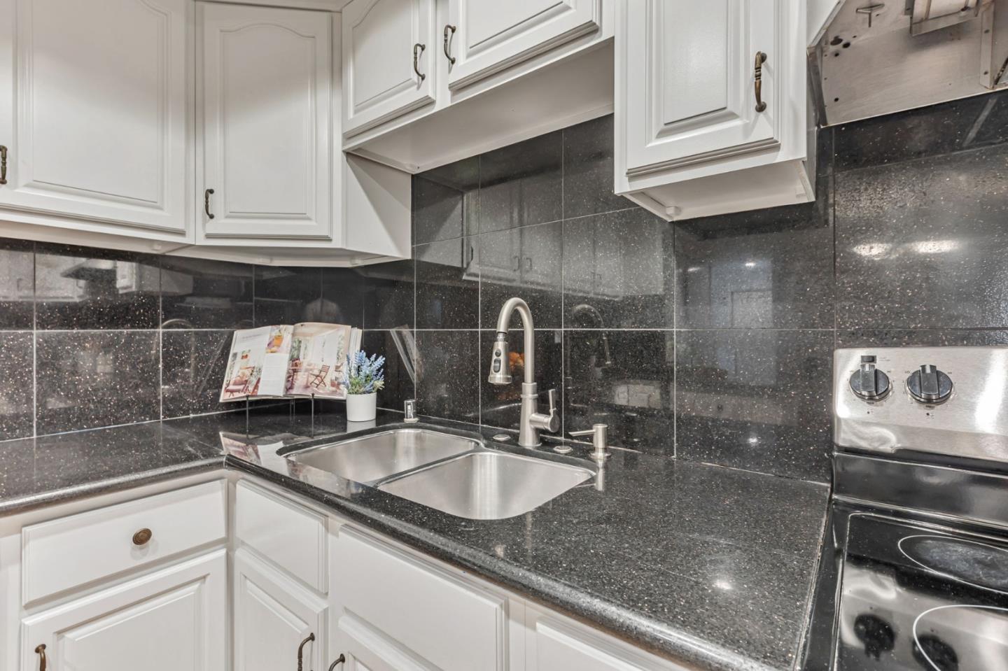 Detail Gallery Image 12 of 35 For 1031 Crestview Dr #316,  Mountain View,  CA 94040 - 2 Beds | 2 Baths