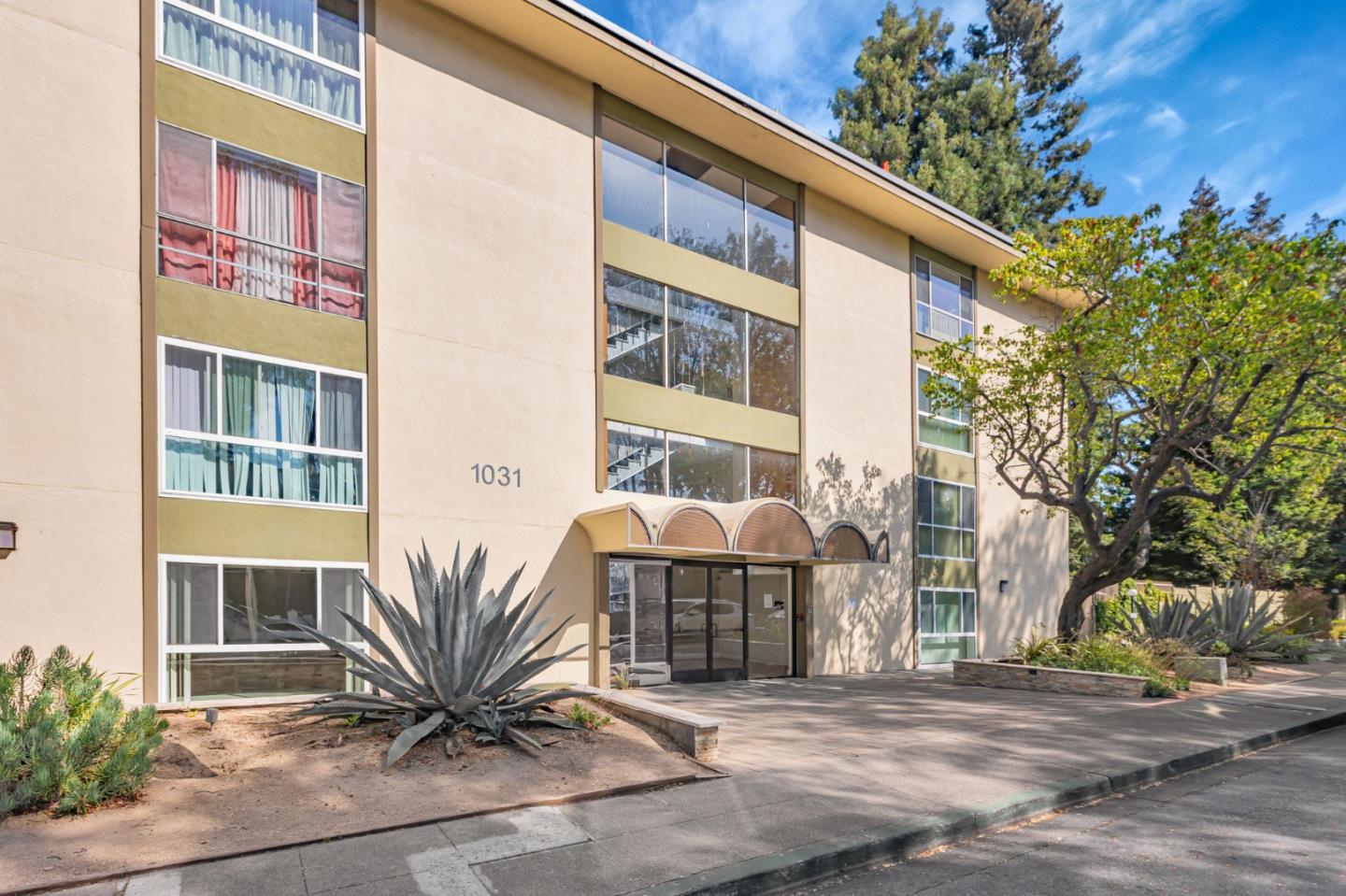 Detail Gallery Image 2 of 35 For 1031 Crestview Dr #316,  Mountain View,  CA 94040 - 2 Beds | 2 Baths