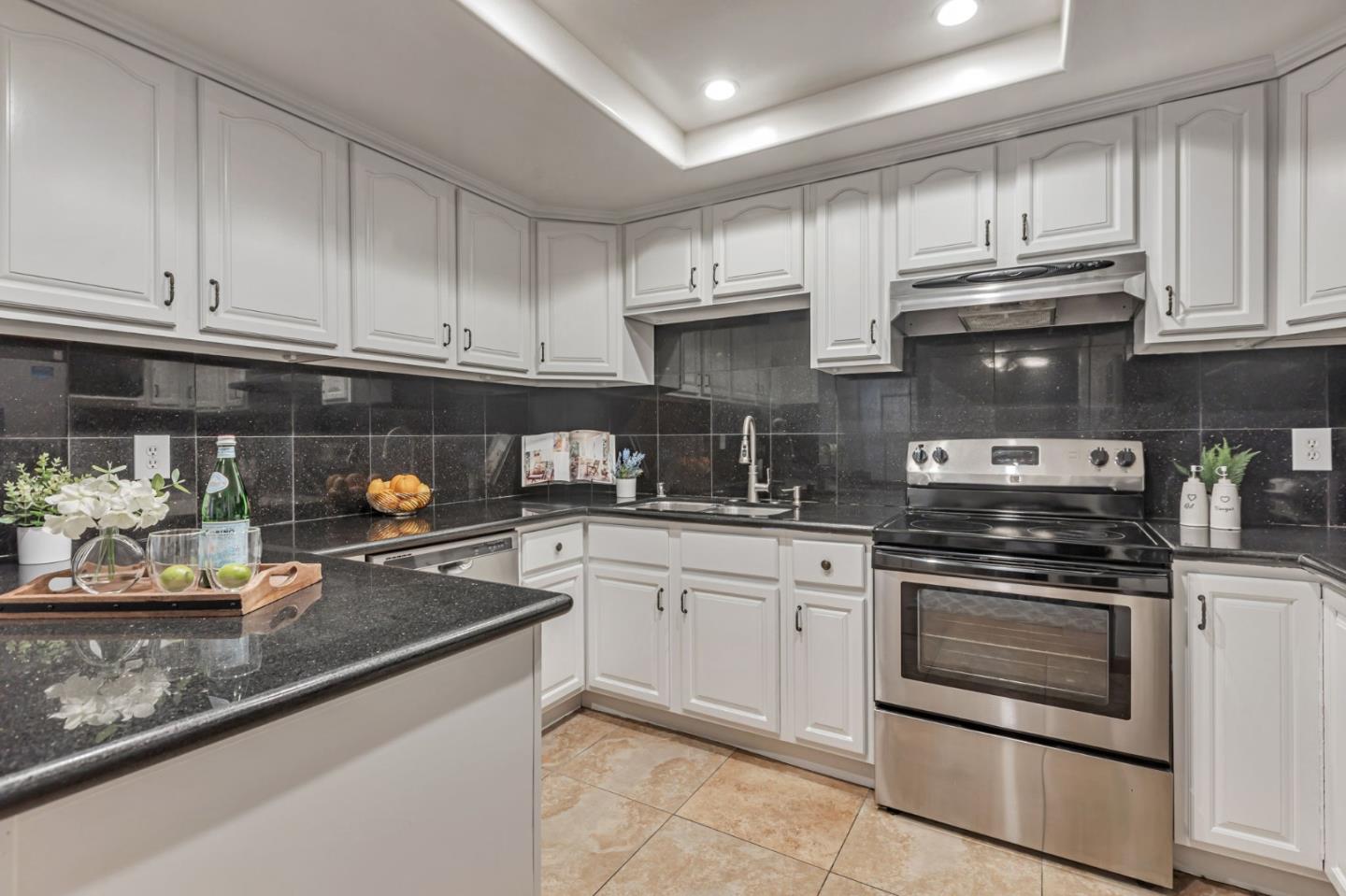Detail Gallery Image 8 of 35 For 1031 Crestview Dr #316,  Mountain View,  CA 94040 - 2 Beds | 2 Baths