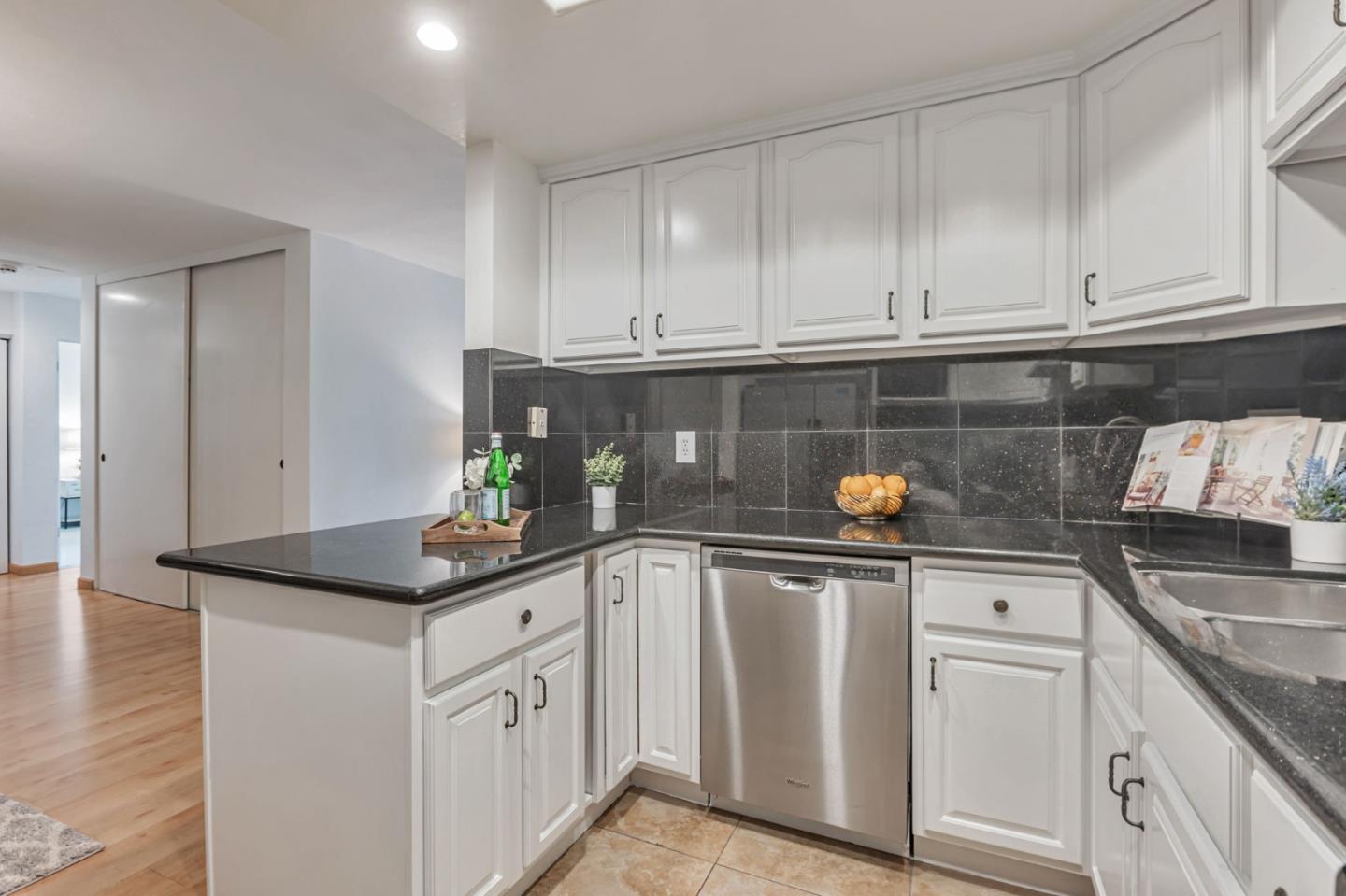 Detail Gallery Image 9 of 35 For 1031 Crestview Dr #316,  Mountain View,  CA 94040 - 2 Beds | 2 Baths