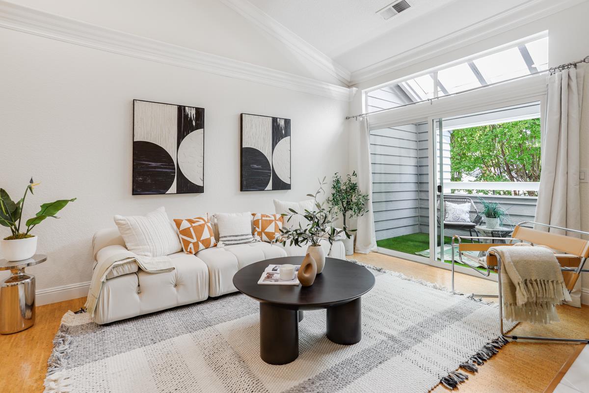 Detail Gallery Image 2 of 33 For 1658 Parkview Green Cir, San Jose,  CA 95131 - 2 Beds | 2 Baths