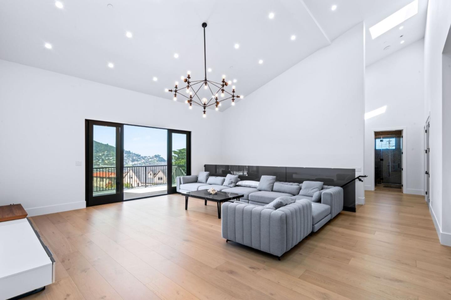 Detail Gallery Image 14 of 54 For 1016 Escalero Ave, Pacifica,  CA 94044 - 4 Beds | 5 Baths