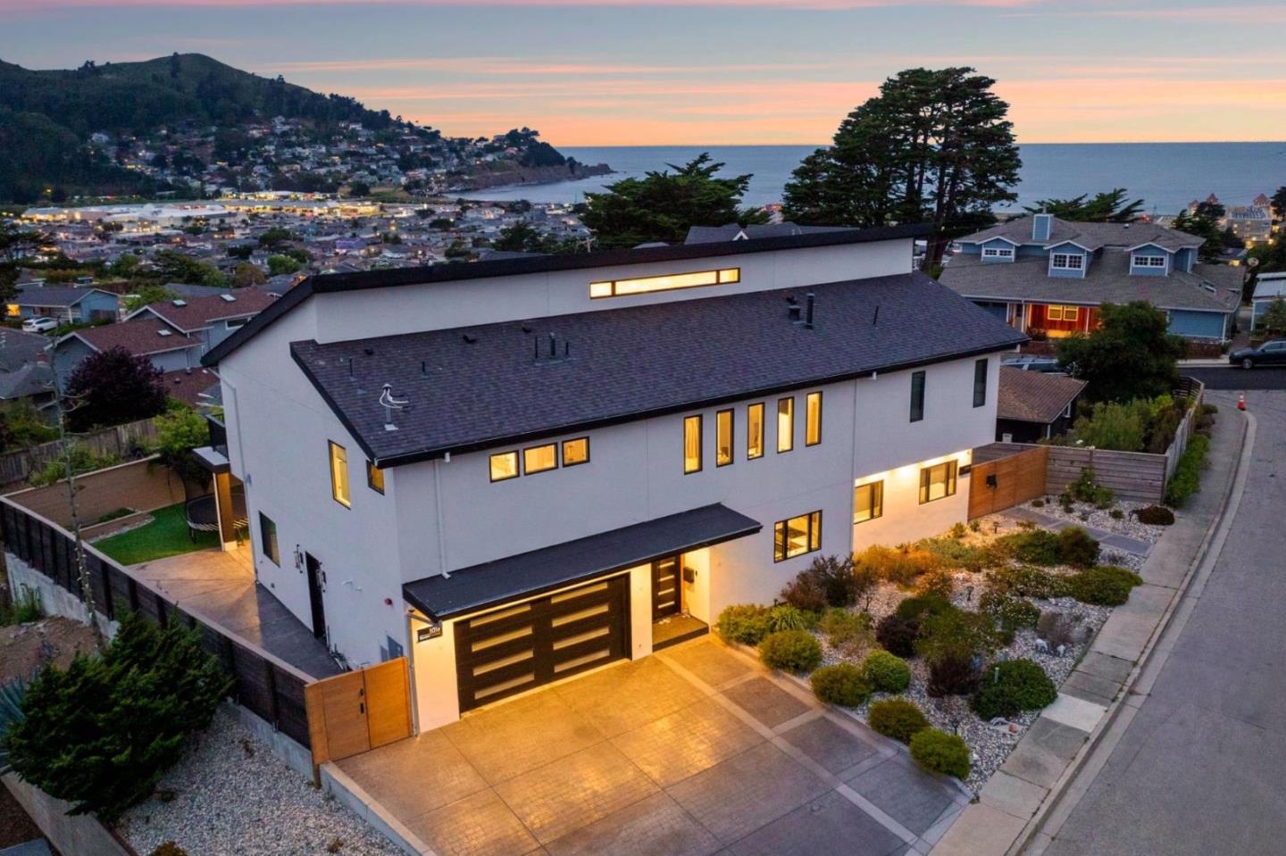 Detail Gallery Image 2 of 54 For 1016 Escalero Ave, Pacifica,  CA 94044 - 4 Beds | 5 Baths
