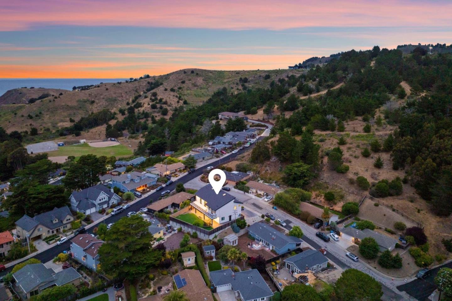 Detail Gallery Image 4 of 54 For 1016 Escalero Ave, Pacifica,  CA 94044 - 4 Beds | 5 Baths