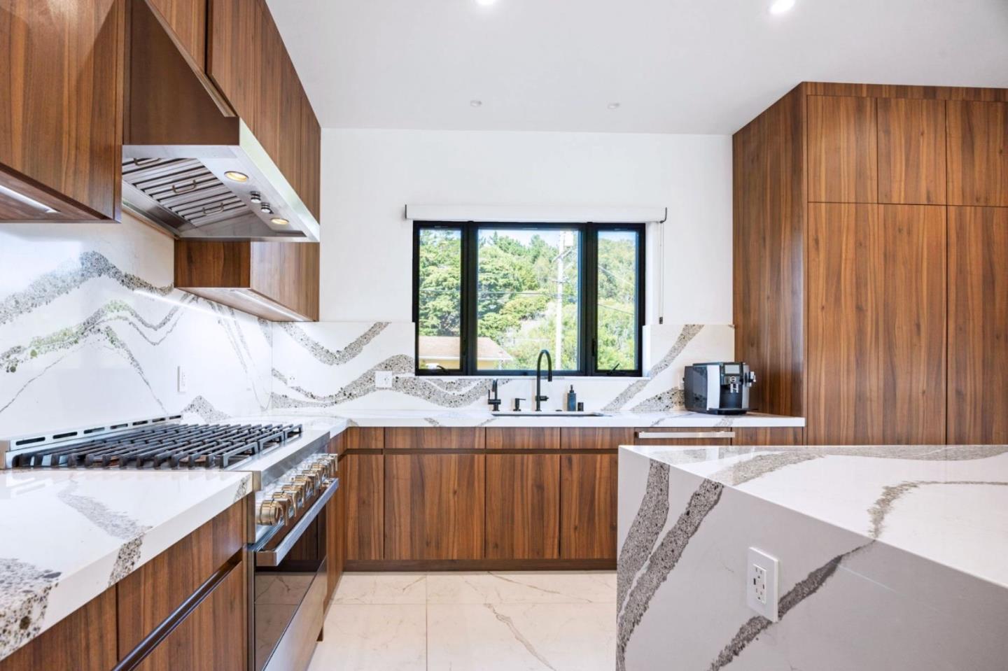 Detail Gallery Image 7 of 54 For 1016 Escalero Ave, Pacifica,  CA 94044 - 4 Beds | 5 Baths