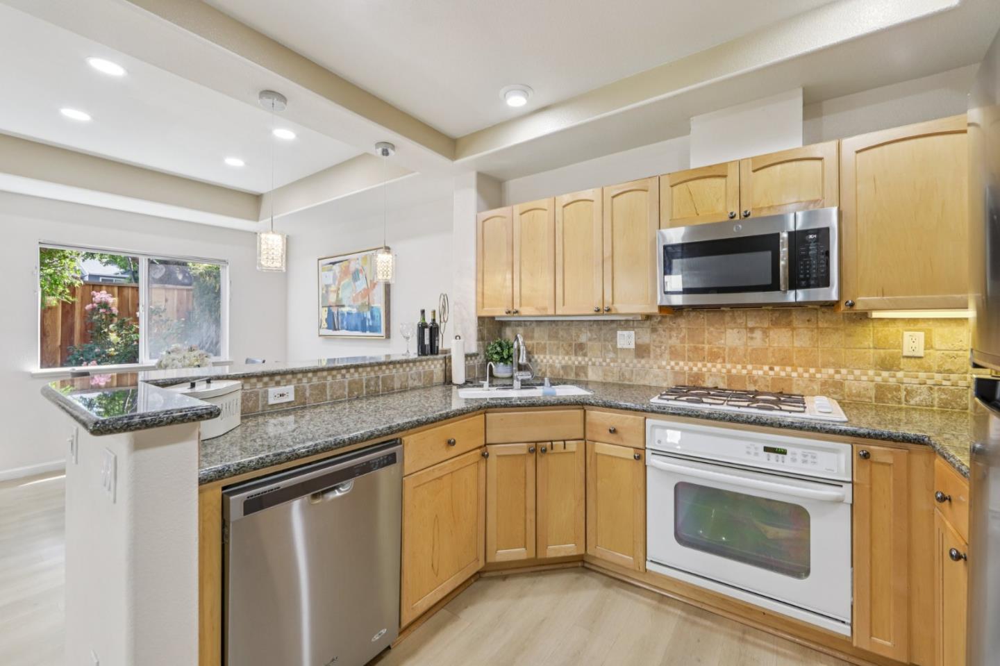 Detail Gallery Image 7 of 27 For 3712 Moorpark Ave, San Jose,  CA 95117 - 3 Beds | 2/1 Baths