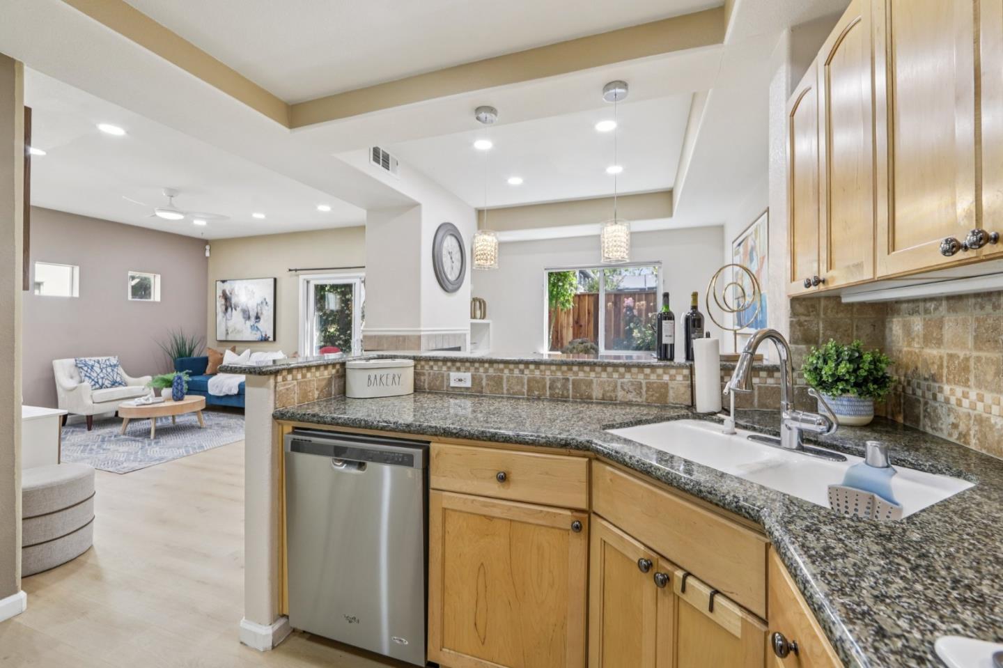Detail Gallery Image 8 of 27 For 3712 Moorpark Ave, San Jose,  CA 95117 - 3 Beds | 2/1 Baths