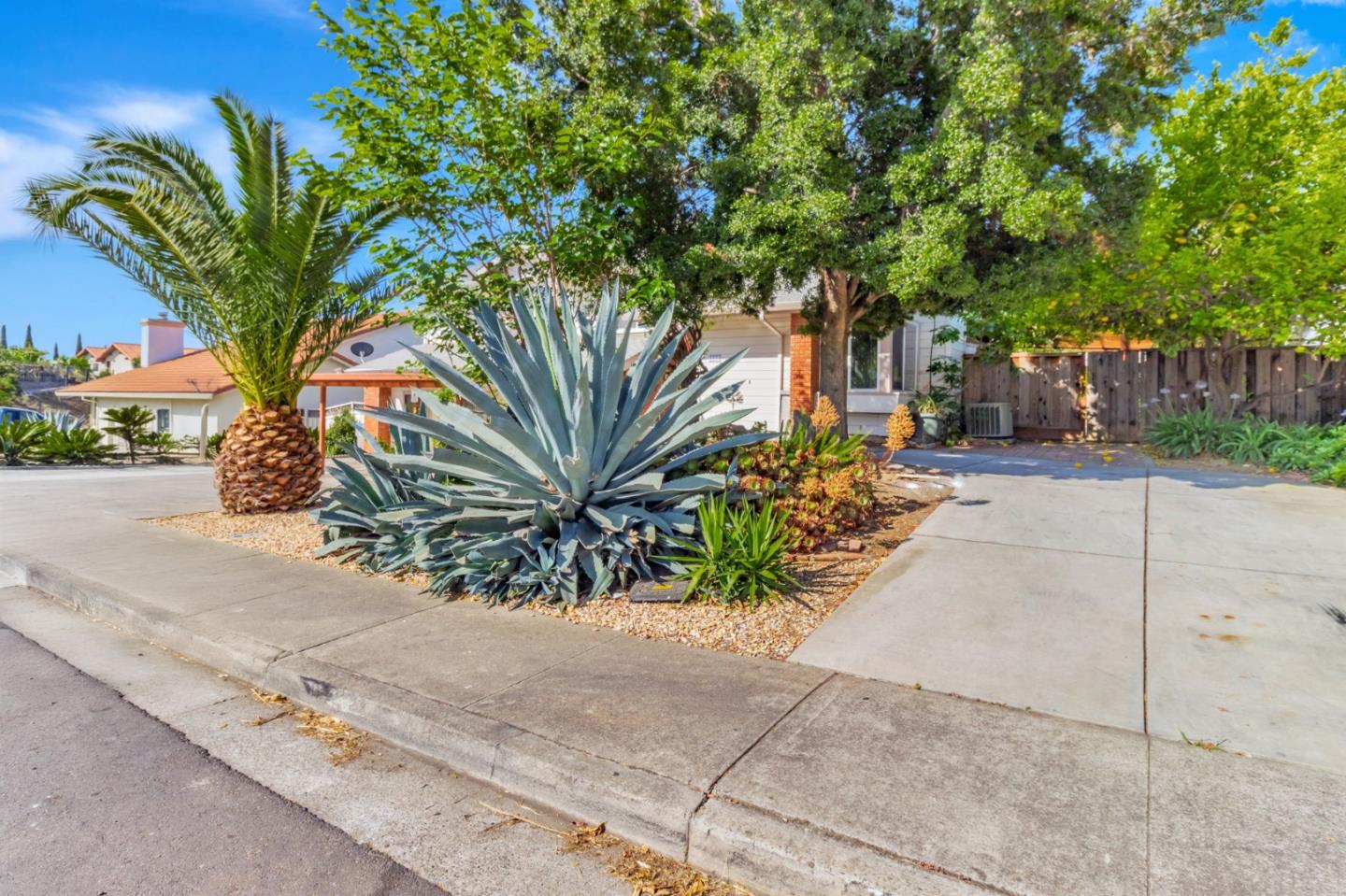 Detail Gallery Image 3 of 60 For 3514 Ramstad Dr, San Jose,  CA 95127 - 6 Beds | 3/1 Baths