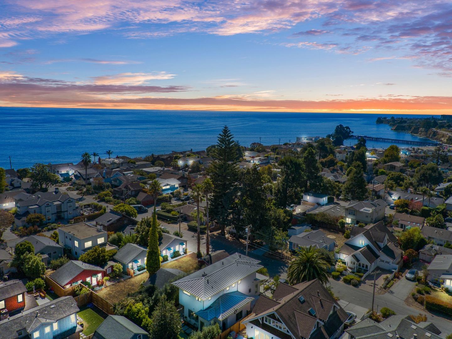 Detail Gallery Image 6 of 44 For 202 Hollister Ave, Capitola,  CA 95010 - 2 Beds | 2 Baths