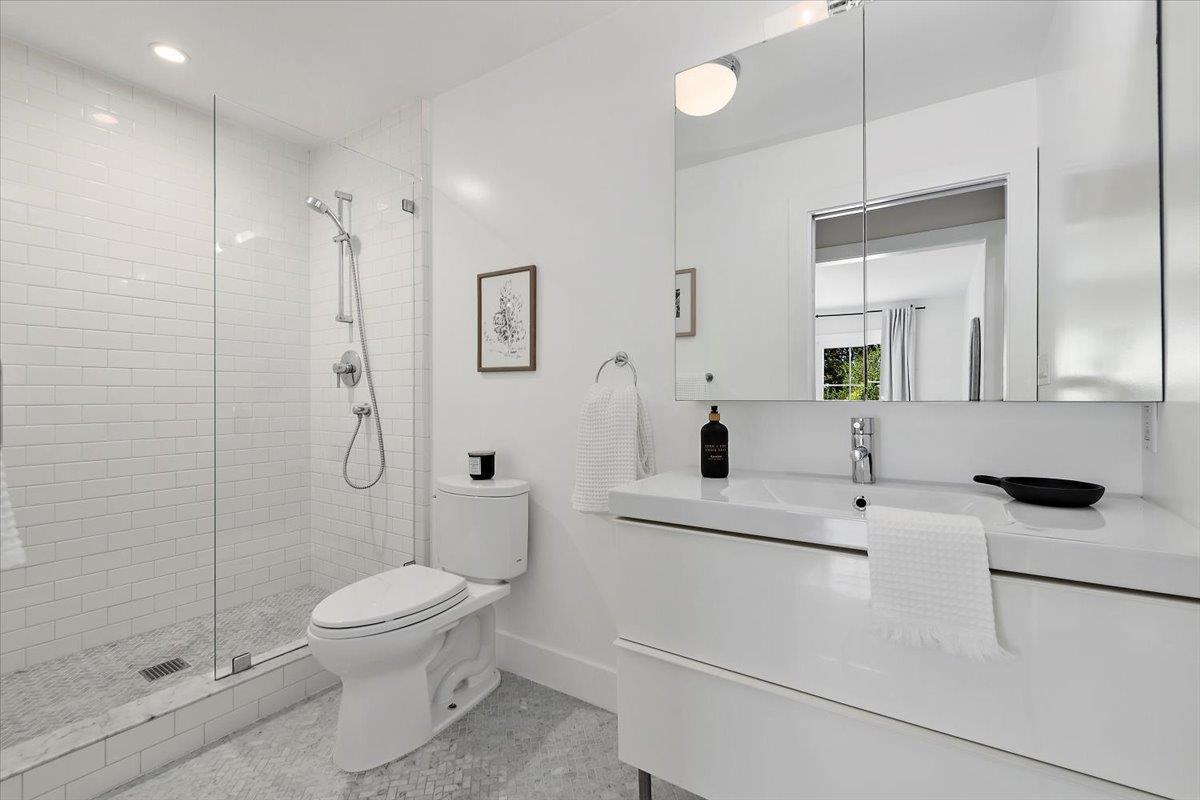 Detail Gallery Image 13 of 29 For 333 Oakview Dr, San Carlos,  CA 94070 - 3 Beds | 2/1 Baths
