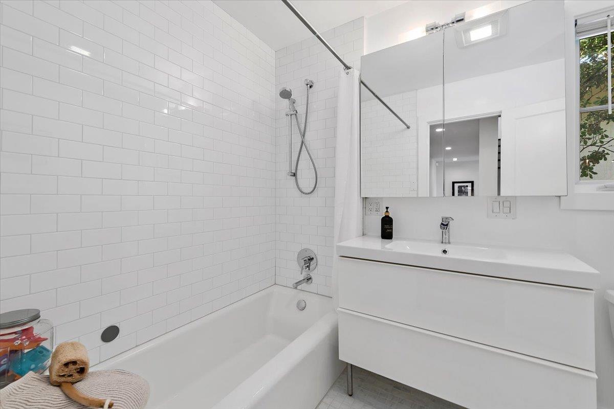Detail Gallery Image 15 of 29 For 333 Oakview Dr, San Carlos,  CA 94070 - 3 Beds | 2/1 Baths