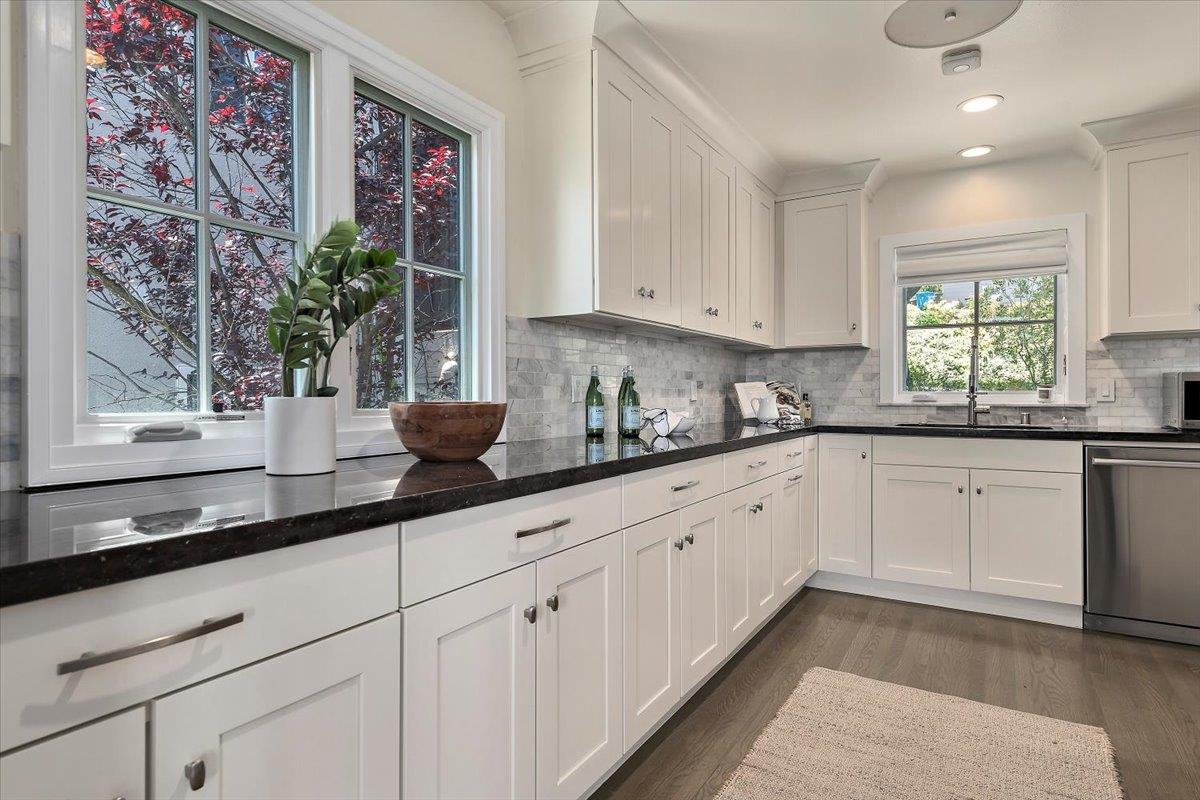 Detail Gallery Image 8 of 29 For 333 Oakview Dr, San Carlos,  CA 94070 - 3 Beds | 2/1 Baths