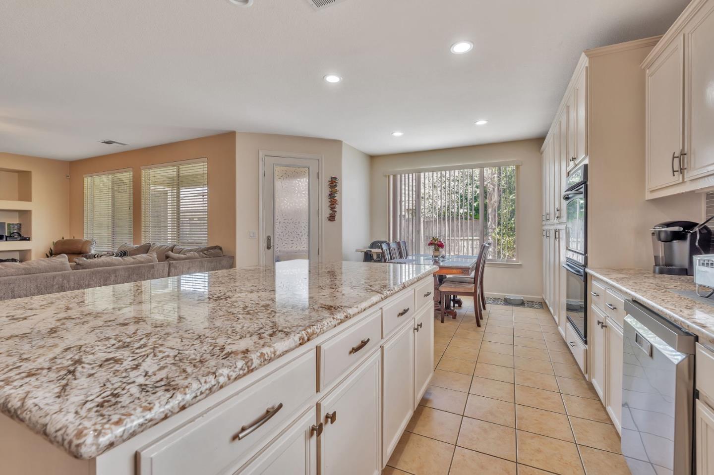 Detail Gallery Image 10 of 37 For 2072 Maximillian Ct, Los Banos,  CA 93635 - 4 Beds | 2/1 Baths