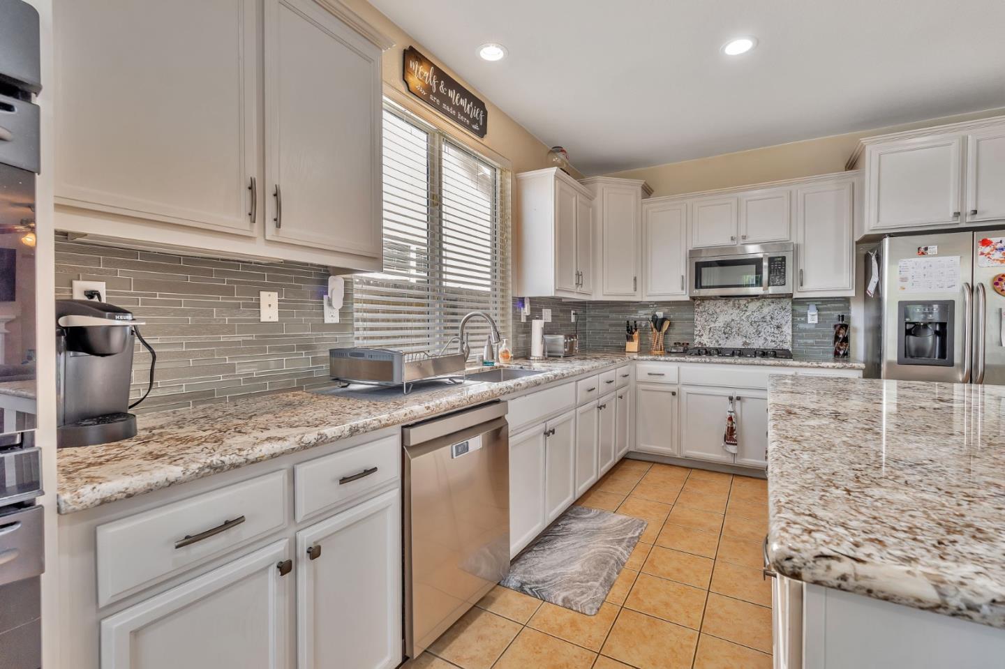 Detail Gallery Image 11 of 37 For 2072 Maximillian Ct, Los Banos,  CA 93635 - 4 Beds | 2/1 Baths