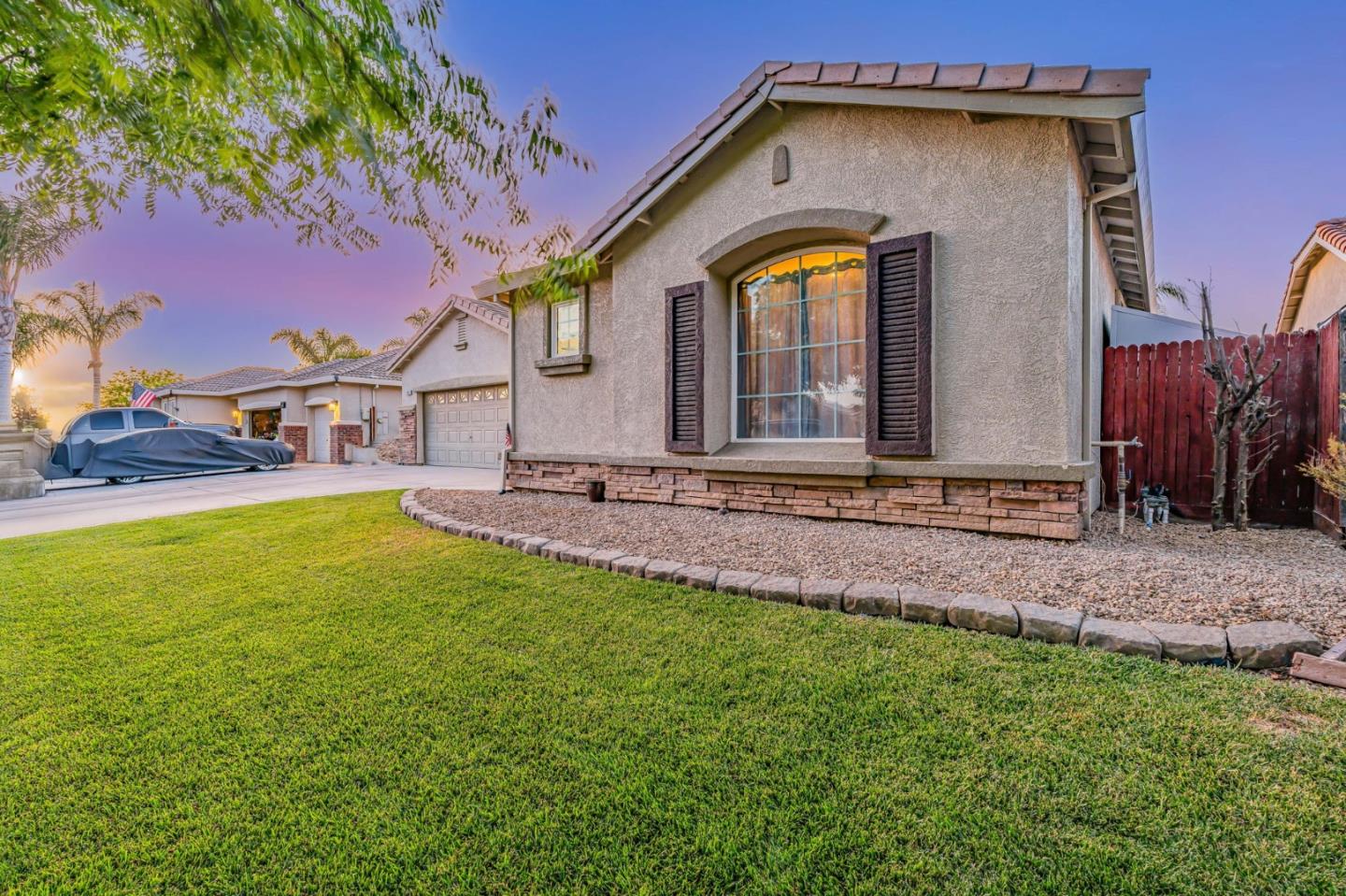 Detail Gallery Image 2 of 37 For 2072 Maximillian Ct, Los Banos,  CA 93635 - 4 Beds | 2/1 Baths