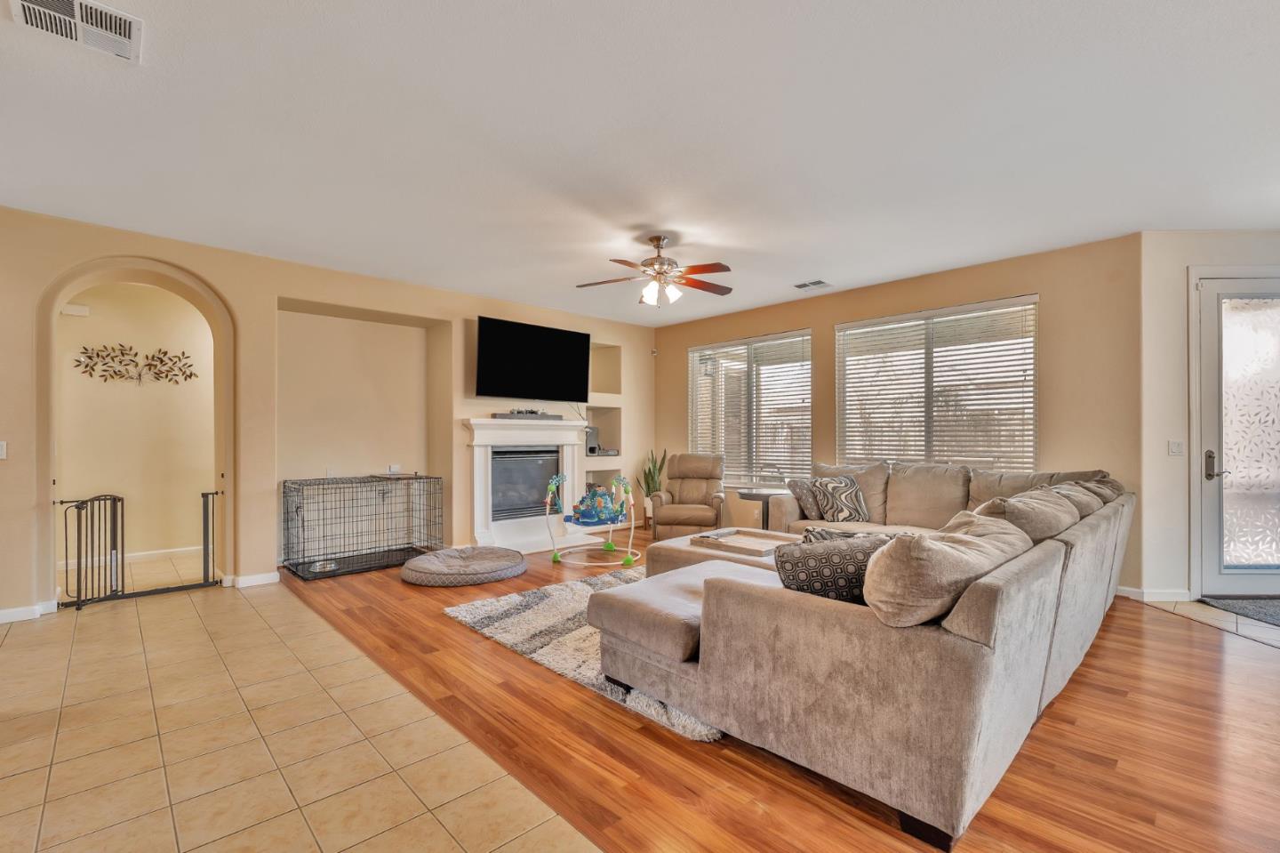 Detail Gallery Image 4 of 37 For 2072 Maximillian Ct, Los Banos,  CA 93635 - 4 Beds | 2/1 Baths
