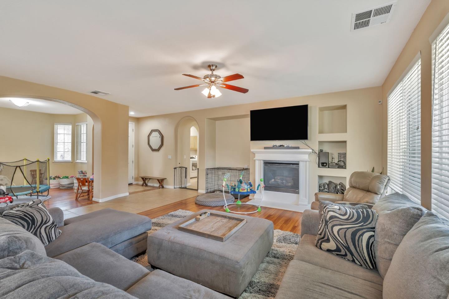 Detail Gallery Image 7 of 37 For 2072 Maximillian Ct, Los Banos,  CA 93635 - 4 Beds | 2/1 Baths