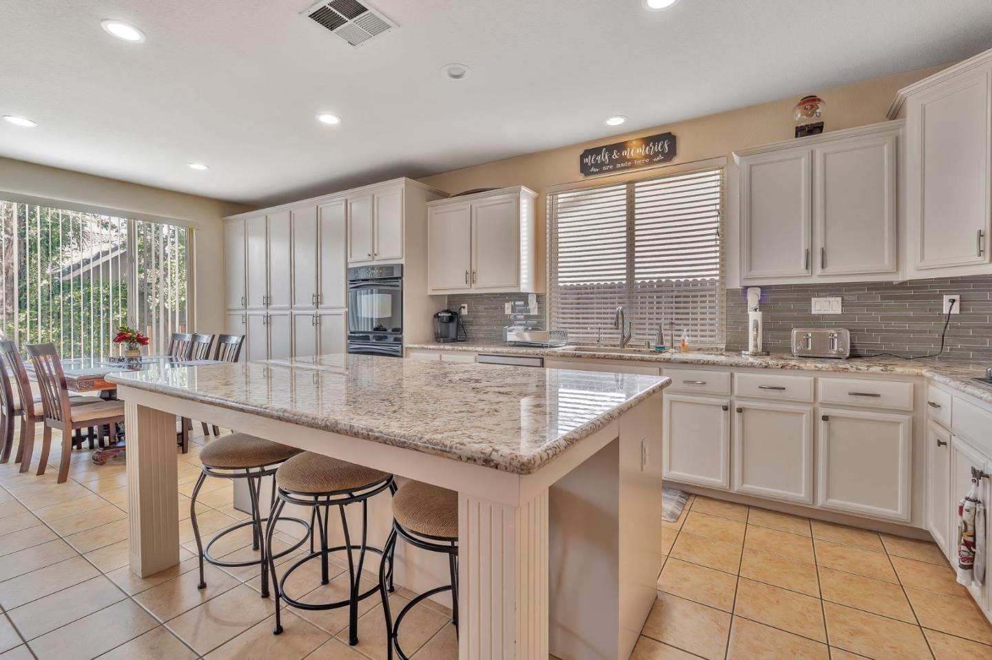Detail Gallery Image 9 of 37 For 2072 Maximillian Ct, Los Banos,  CA 93635 - 4 Beds | 2/1 Baths