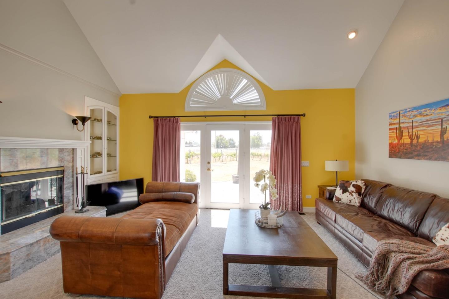 Detail Gallery Image 12 of 57 For 160 Tevis Trl, Hollister,  CA 95023 - 4 Beds | 3 Baths