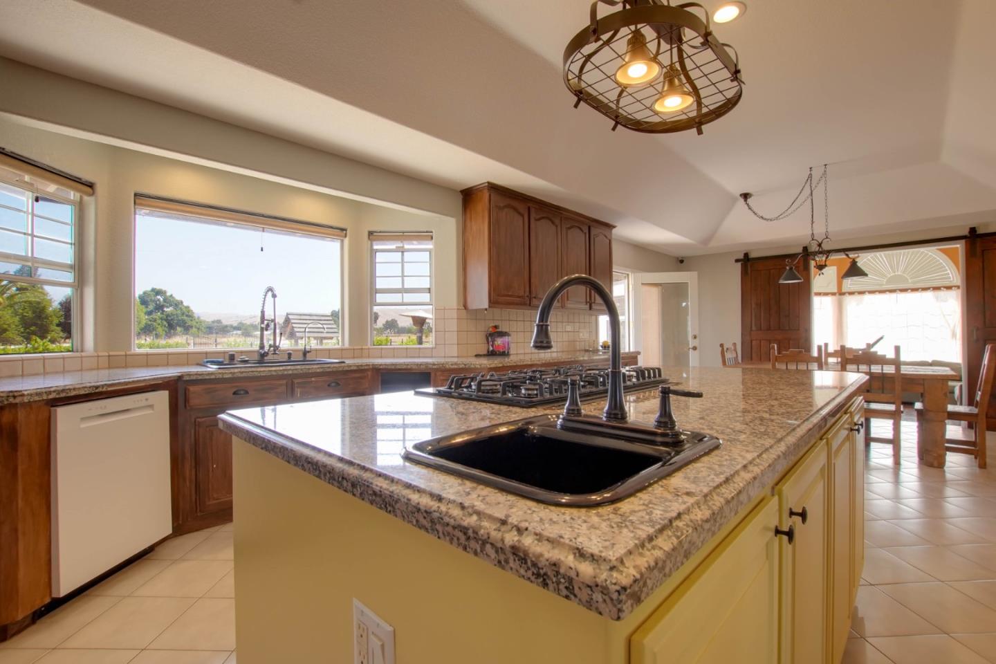 Detail Gallery Image 14 of 57 For 160 Tevis Trl, Hollister,  CA 95023 - 4 Beds | 3 Baths