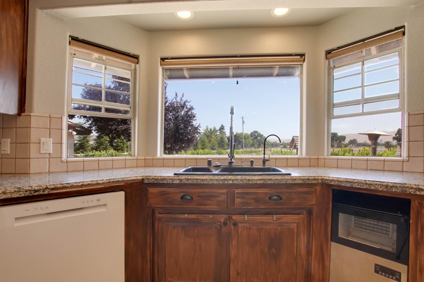 Detail Gallery Image 16 of 57 For 160 Tevis Trl, Hollister,  CA 95023 - 4 Beds | 3 Baths