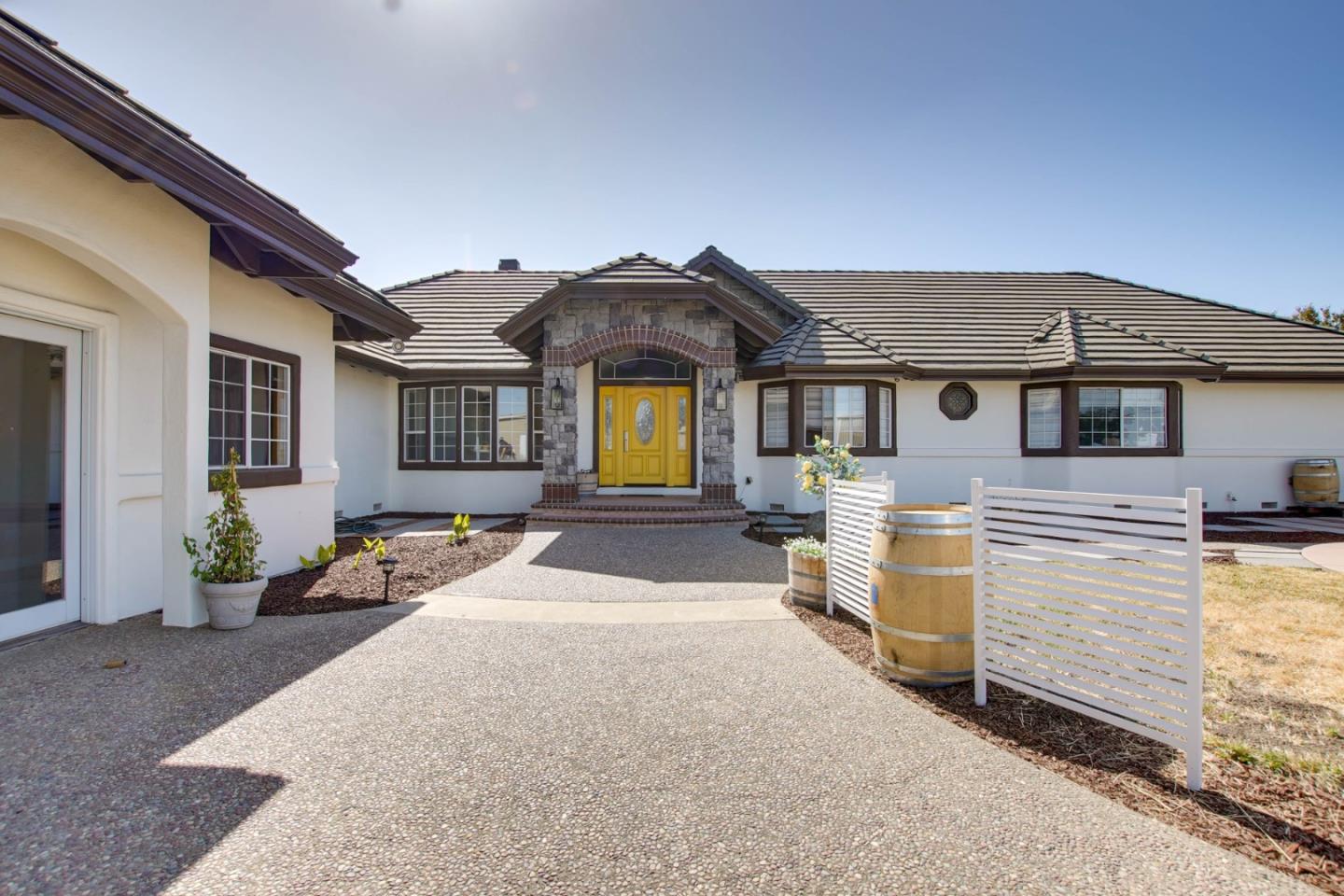 Detail Gallery Image 2 of 57 For 160 Tevis Trl, Hollister,  CA 95023 - 4 Beds | 3 Baths