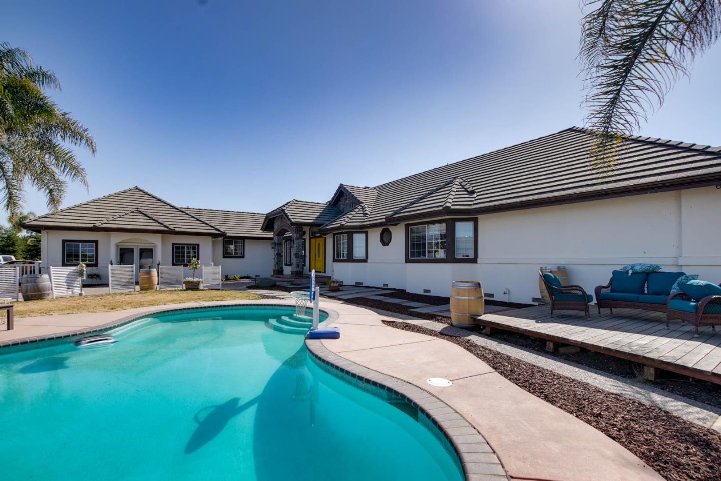 Detail Gallery Image 4 of 57 For 160 Tevis Trl, Hollister,  CA 95023 - 4 Beds | 3 Baths