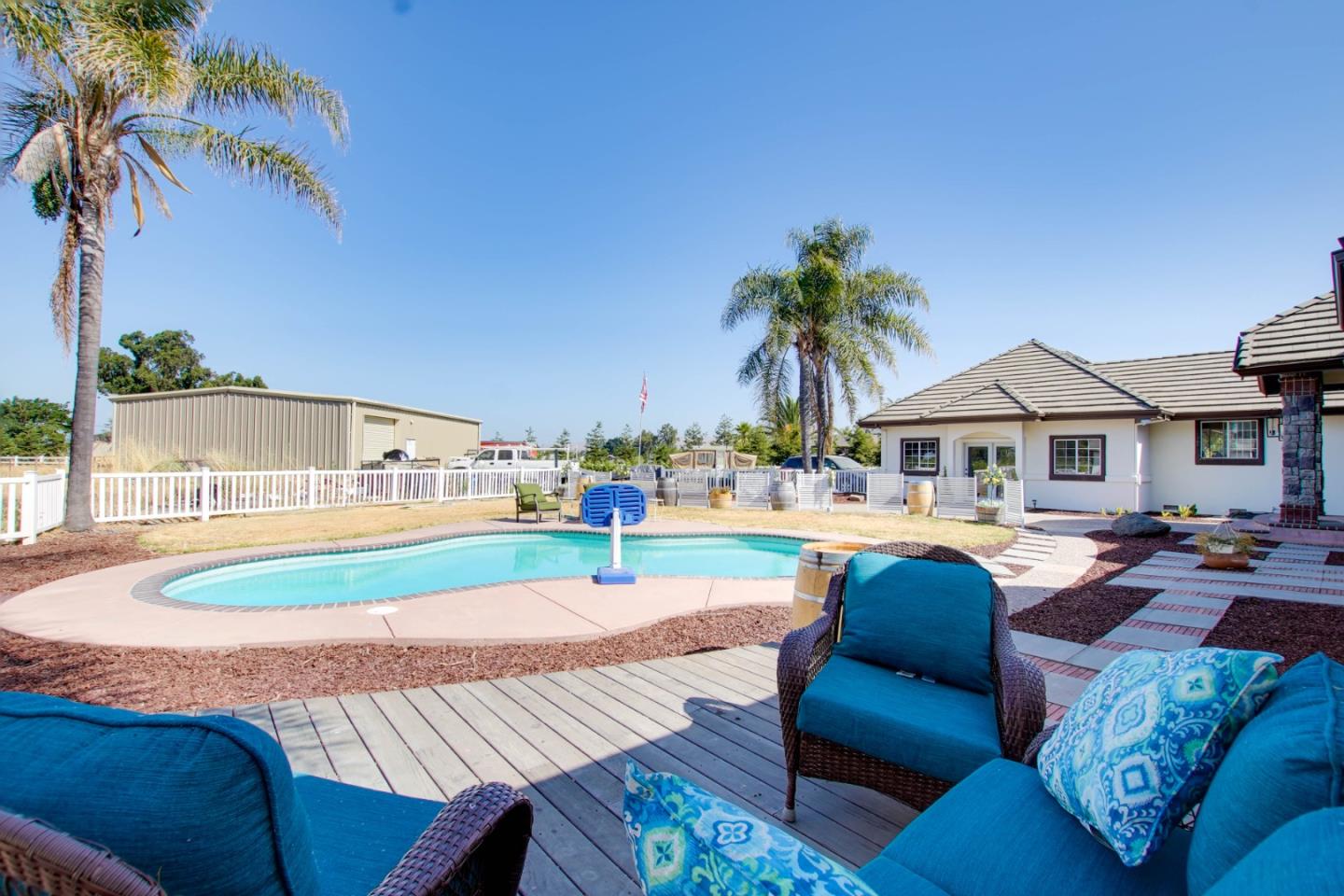 Detail Gallery Image 5 of 57 For 160 Tevis Trl, Hollister,  CA 95023 - 4 Beds | 3 Baths