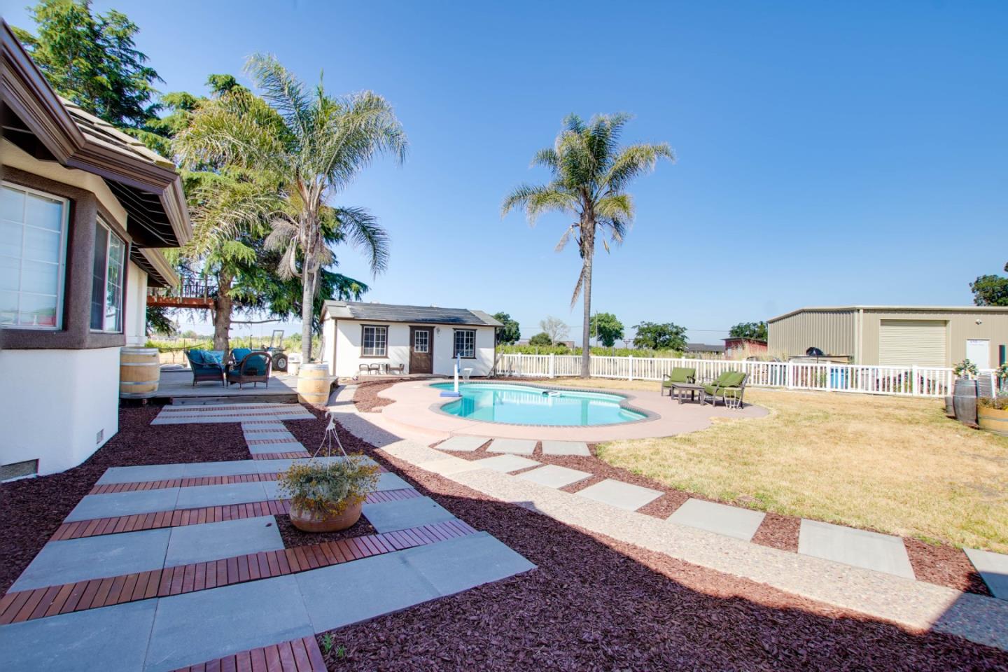 Detail Gallery Image 6 of 57 For 160 Tevis Trl, Hollister,  CA 95023 - 4 Beds | 3 Baths
