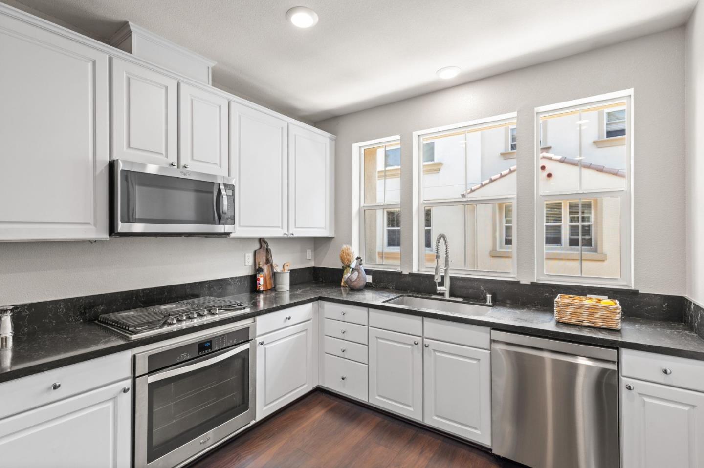 Detail Gallery Image 8 of 39 For 629 Barcelona Loop, Milpitas,  CA 95035 - 3 Beds | 3 Baths