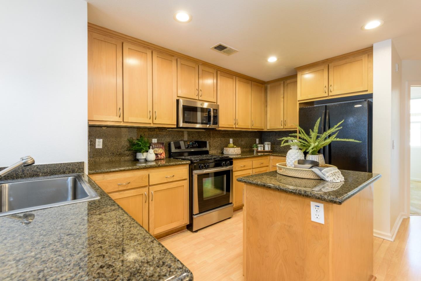 Detail Gallery Image 8 of 19 For 40840 Townsend Terrace, Fremont,  CA 94538 - 4 Beds | 4 Baths