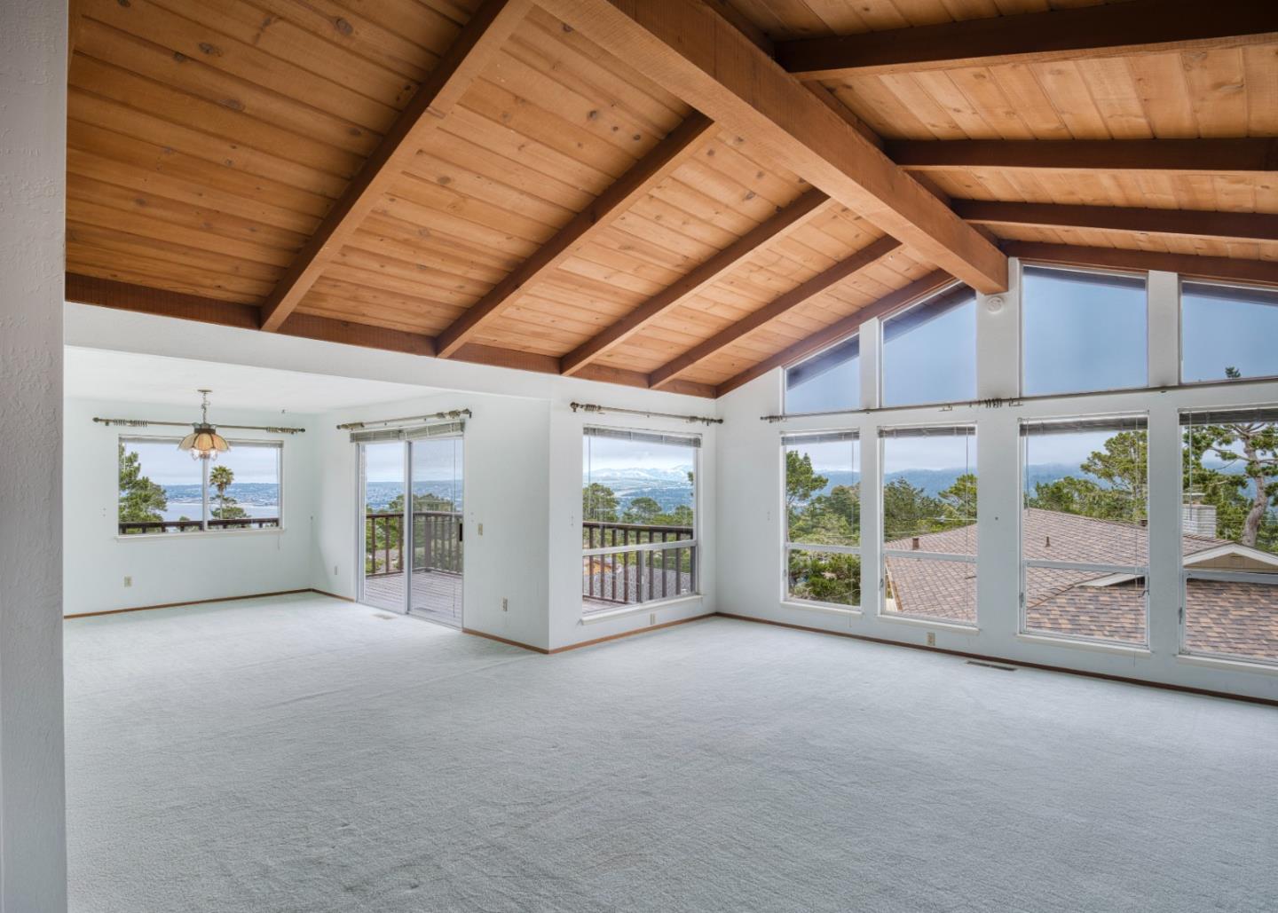 Detail Gallery Image 3 of 20 For 15 Pinehill Way, Monterey,  CA 93940 - 3 Beds | 3 Baths
