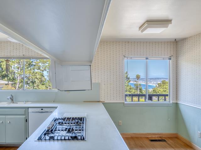 Detail Gallery Image 4 of 20 For 15 Pinehill Way, Monterey,  CA 93940 - 3 Beds | 3 Baths