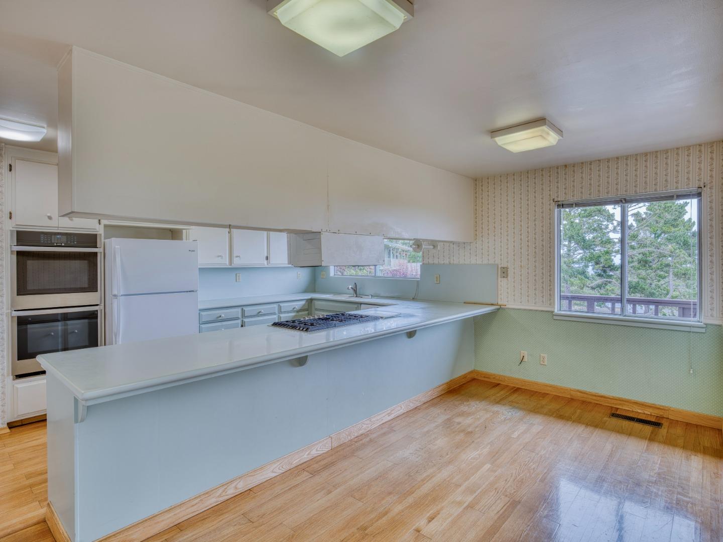Detail Gallery Image 5 of 20 For 15 Pinehill Way, Monterey,  CA 93940 - 3 Beds | 3 Baths