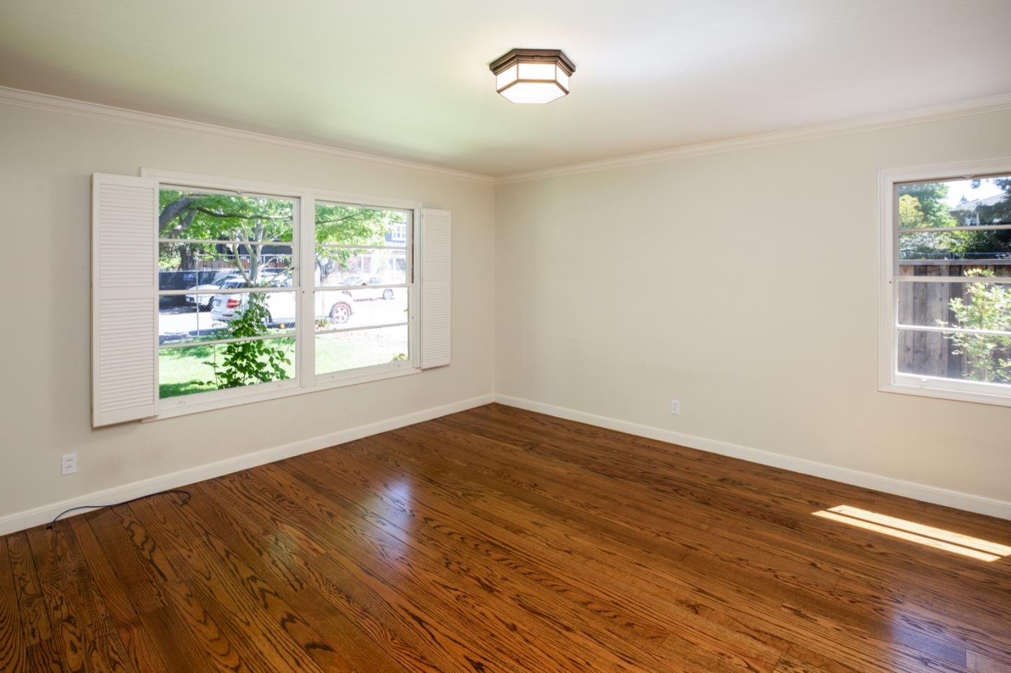 Detail Gallery Image 11 of 27 For 1850 White Oak Dr, Menlo Park,  CA 94025 - 4 Beds | 2/1 Baths