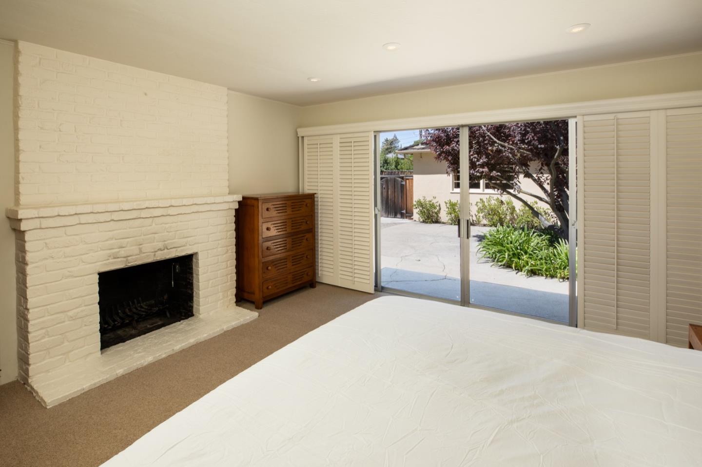 Detail Gallery Image 12 of 27 For 1850 White Oak Dr, Menlo Park,  CA 94025 - 4 Beds | 2/1 Baths