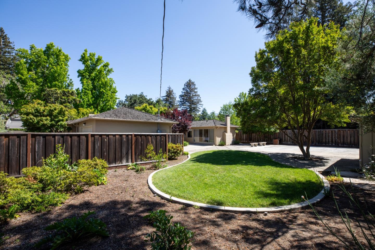 Detail Gallery Image 13 of 27 For 1850 White Oak Dr, Menlo Park,  CA 94025 - 4 Beds | 2/1 Baths
