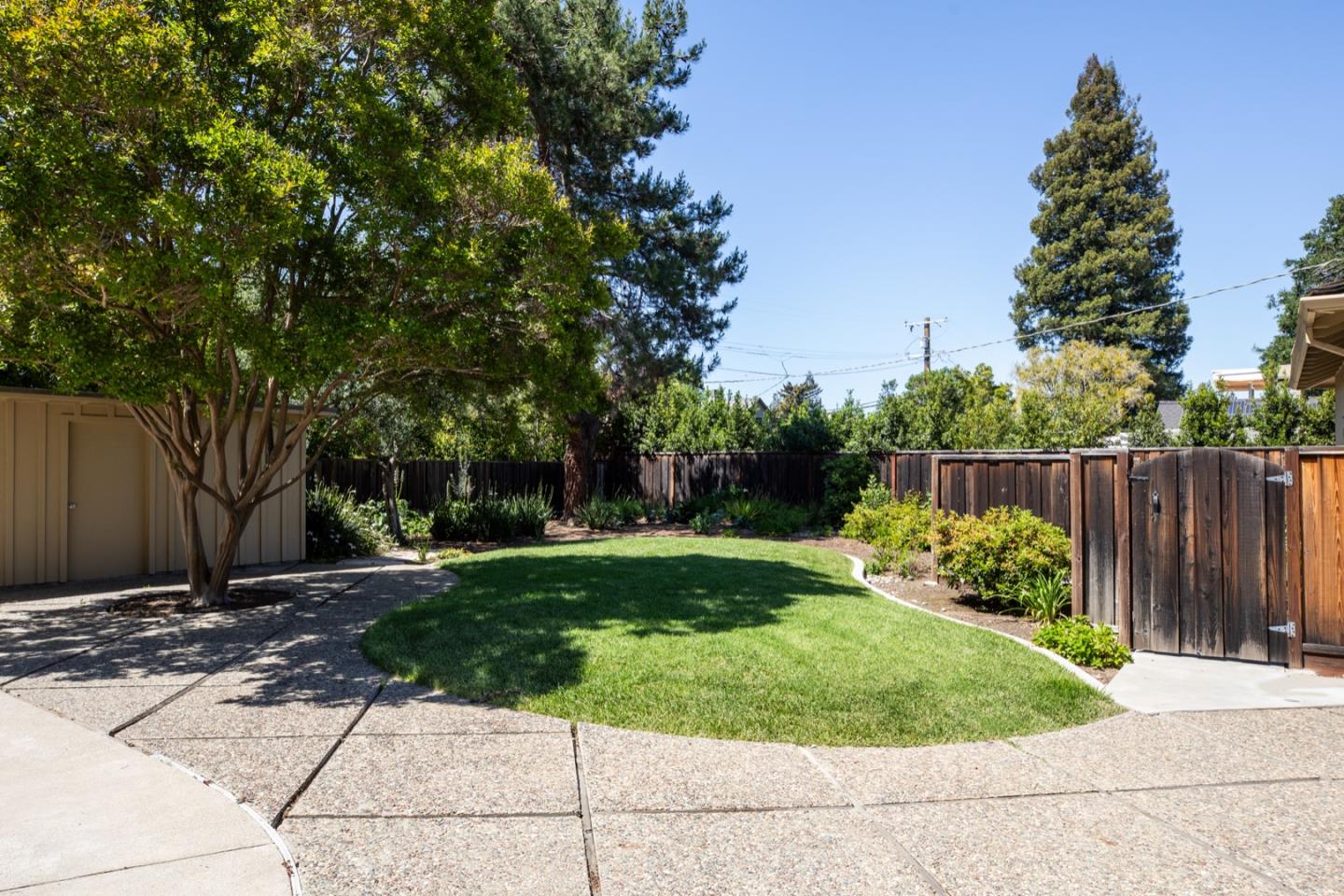 Detail Gallery Image 14 of 27 For 1850 White Oak Dr, Menlo Park,  CA 94025 - 4 Beds | 2/1 Baths