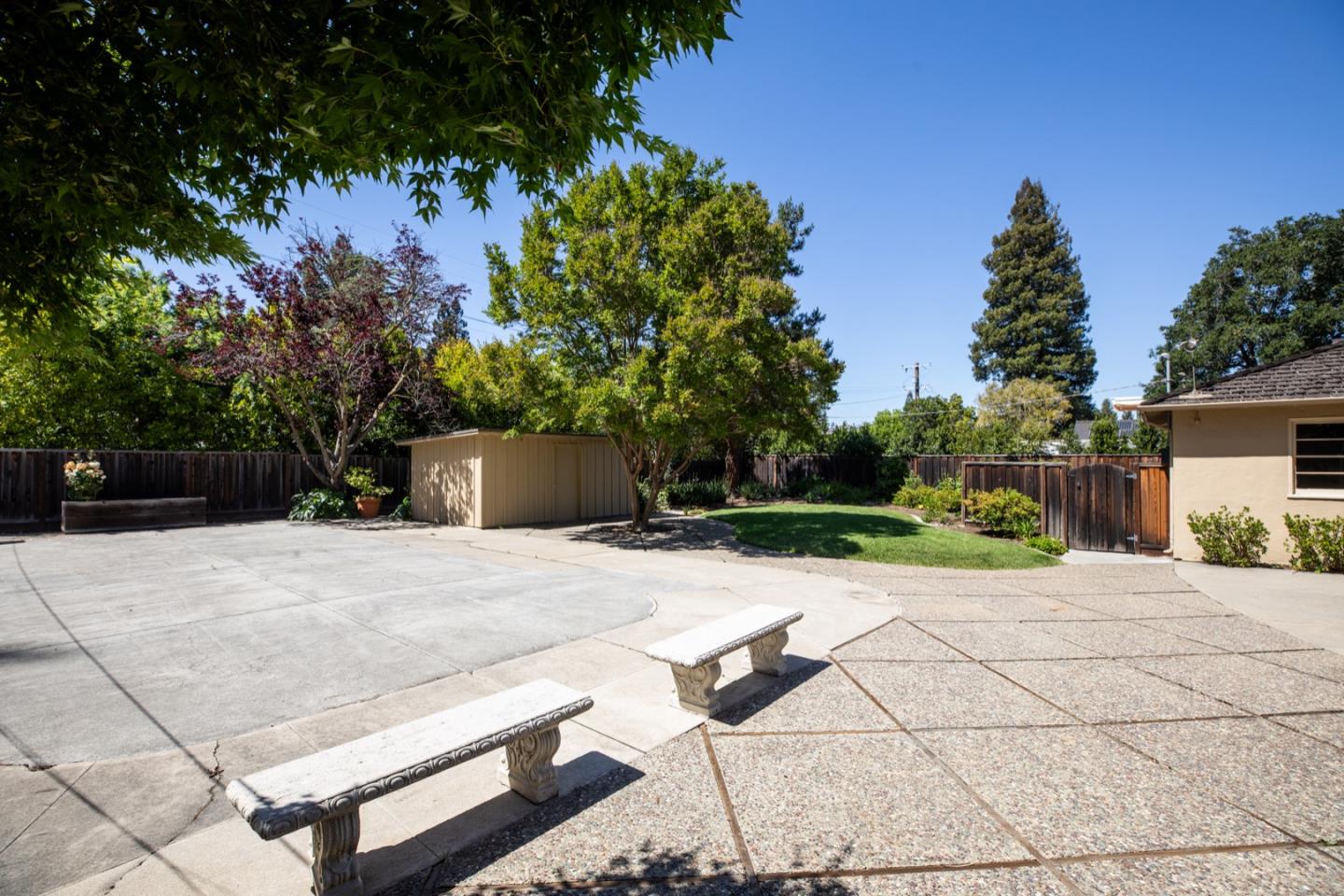 Detail Gallery Image 16 of 27 For 1850 White Oak Dr, Menlo Park,  CA 94025 - 4 Beds | 2/1 Baths