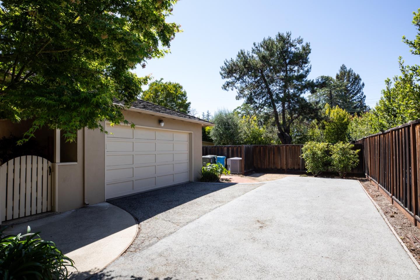 Detail Gallery Image 17 of 27 For 1850 White Oak Dr, Menlo Park,  CA 94025 - 4 Beds | 2/1 Baths