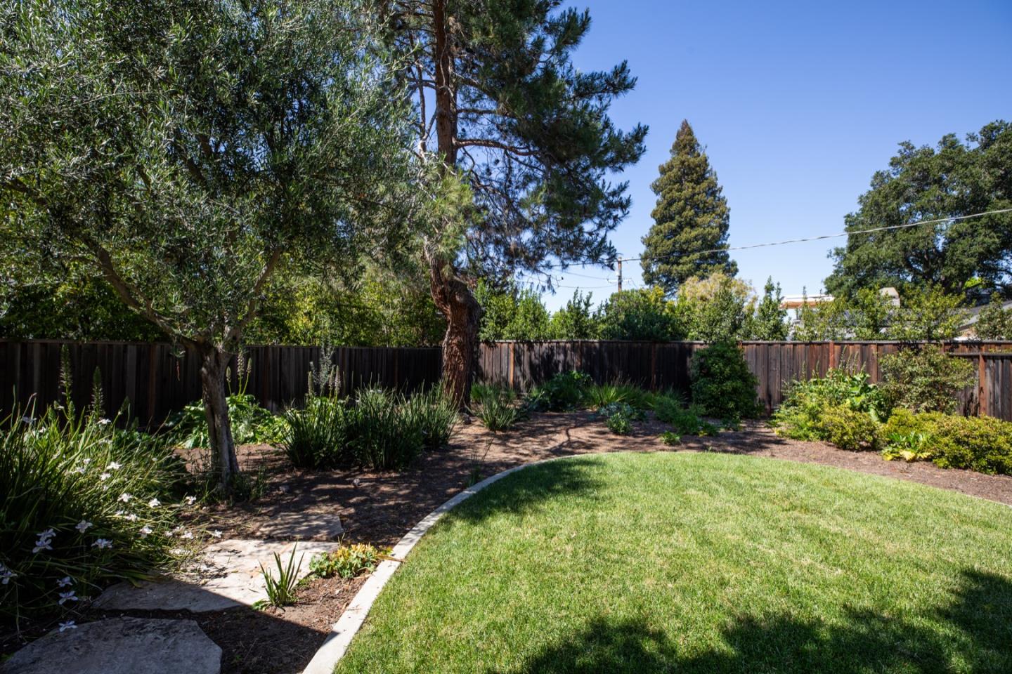 Detail Gallery Image 19 of 27 For 1850 White Oak Dr, Menlo Park,  CA 94025 - 4 Beds | 2/1 Baths