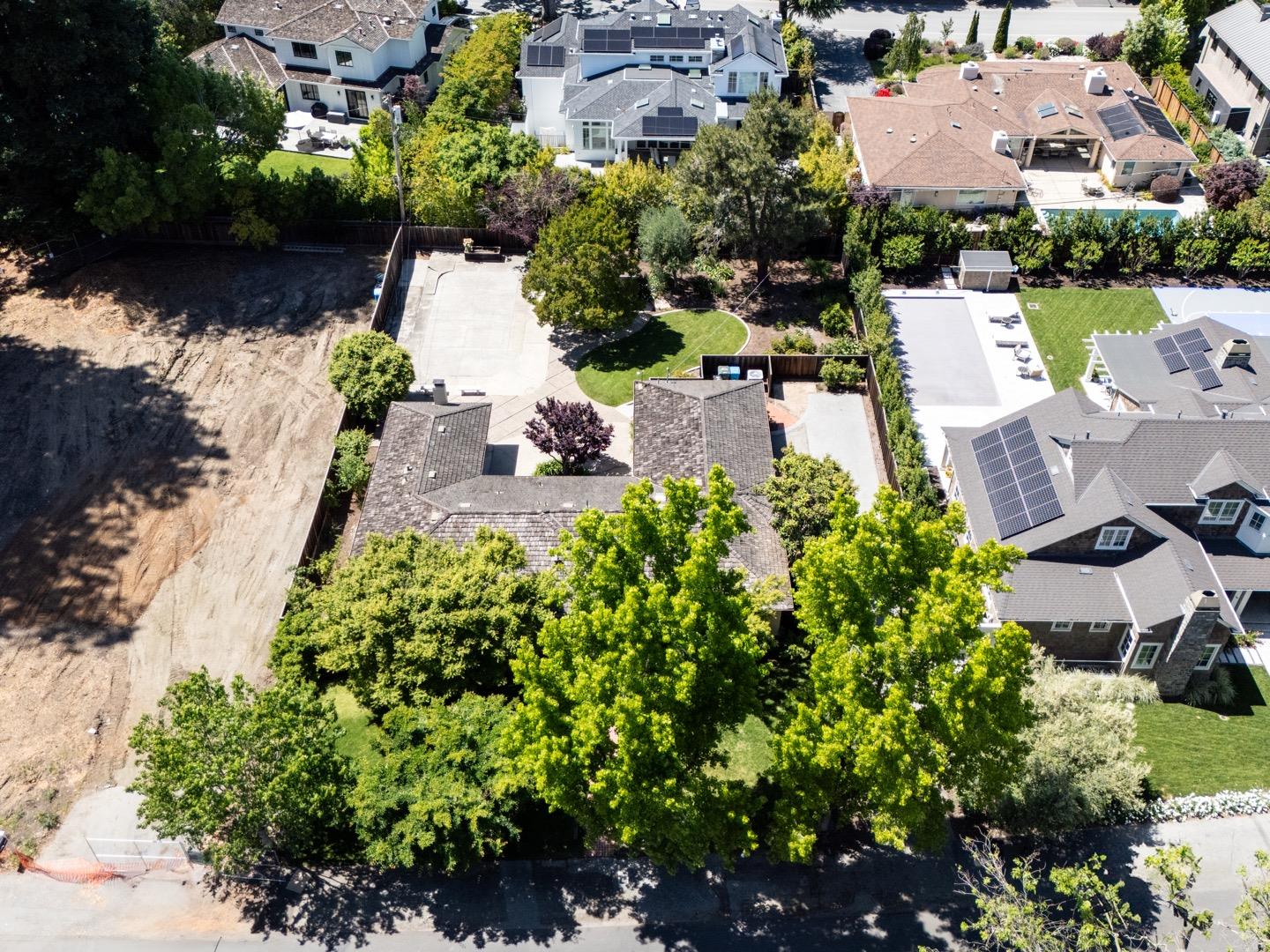Detail Gallery Image 22 of 27 For 1850 White Oak Dr, Menlo Park,  CA 94025 - 4 Beds | 2/1 Baths