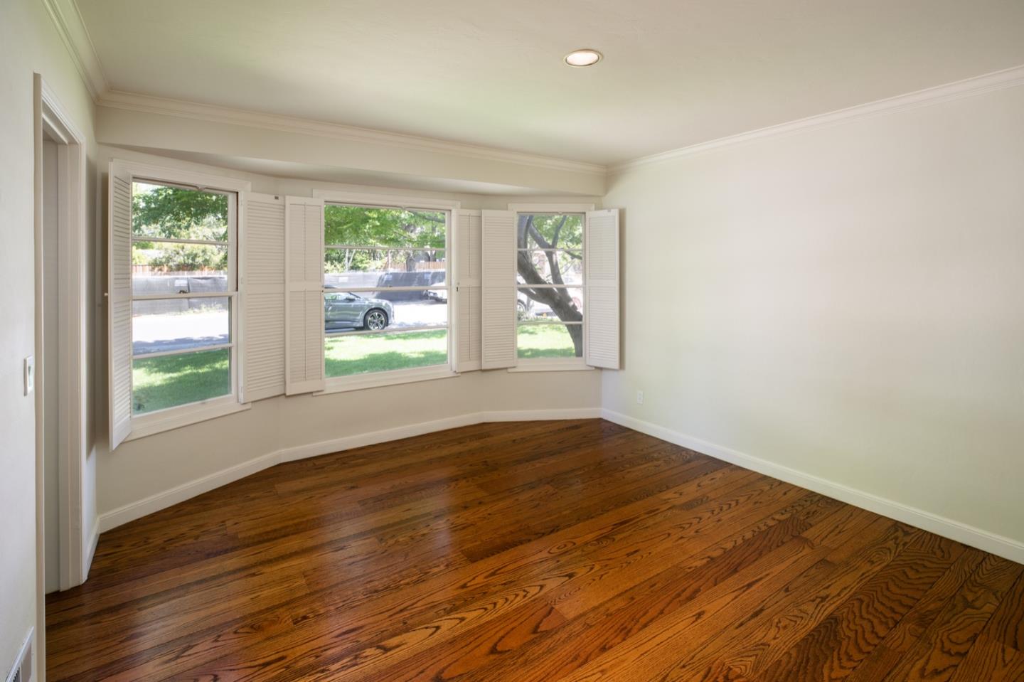 Detail Gallery Image 24 of 27 For 1850 White Oak Dr, Menlo Park,  CA 94025 - 4 Beds | 2/1 Baths