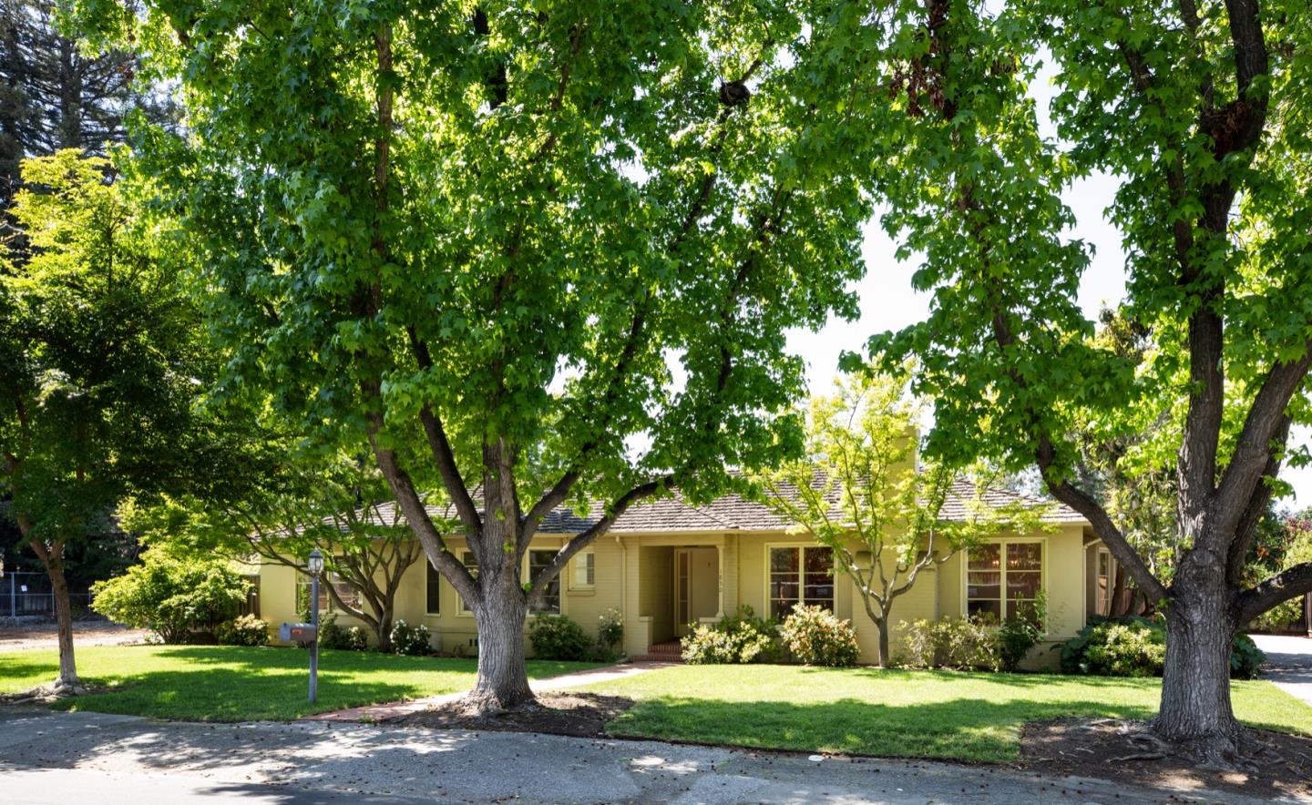 Detail Gallery Image 3 of 27 For 1850 White Oak Dr, Menlo Park,  CA 94025 - 4 Beds | 2/1 Baths