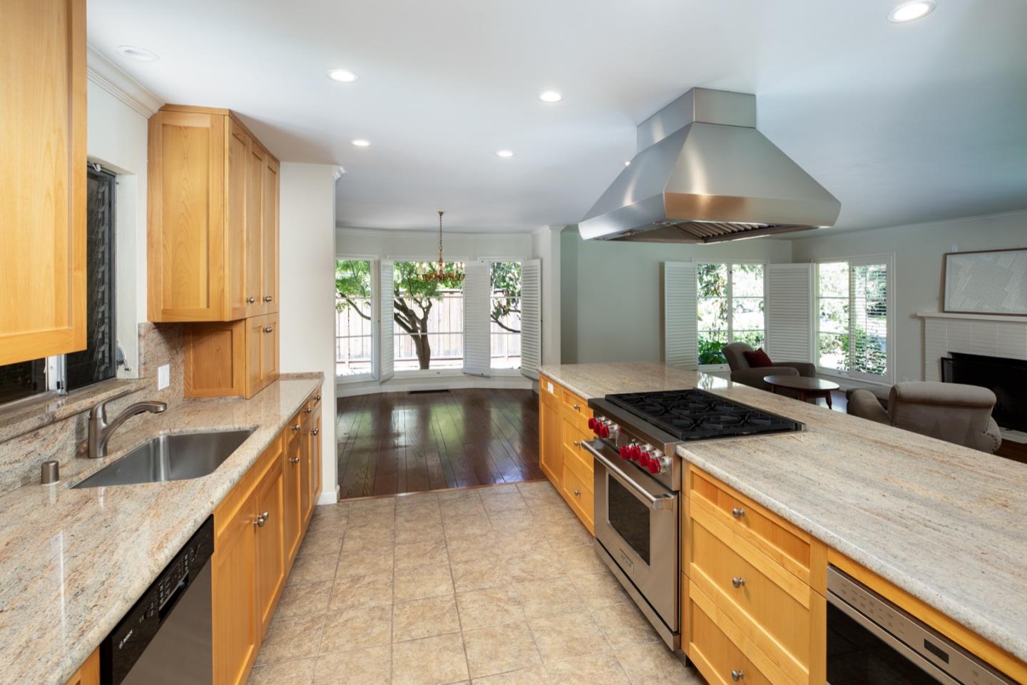 Detail Gallery Image 4 of 27 For 1850 White Oak Dr, Menlo Park,  CA 94025 - 4 Beds | 2/1 Baths