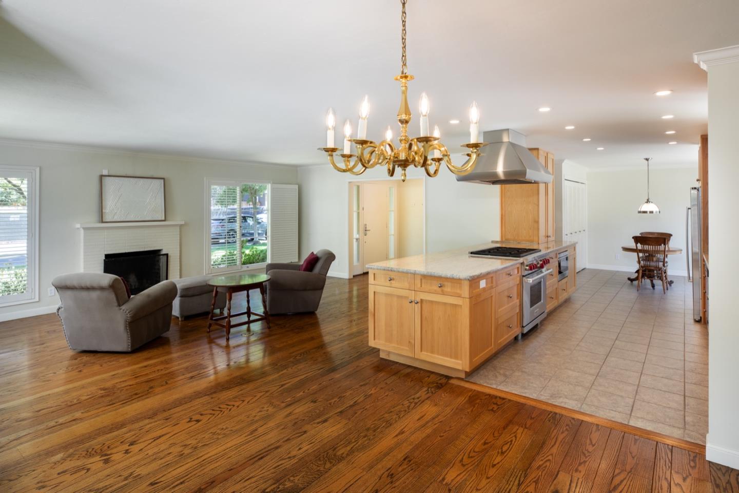 Detail Gallery Image 5 of 27 For 1850 White Oak Dr, Menlo Park,  CA 94025 - 4 Beds | 2/1 Baths
