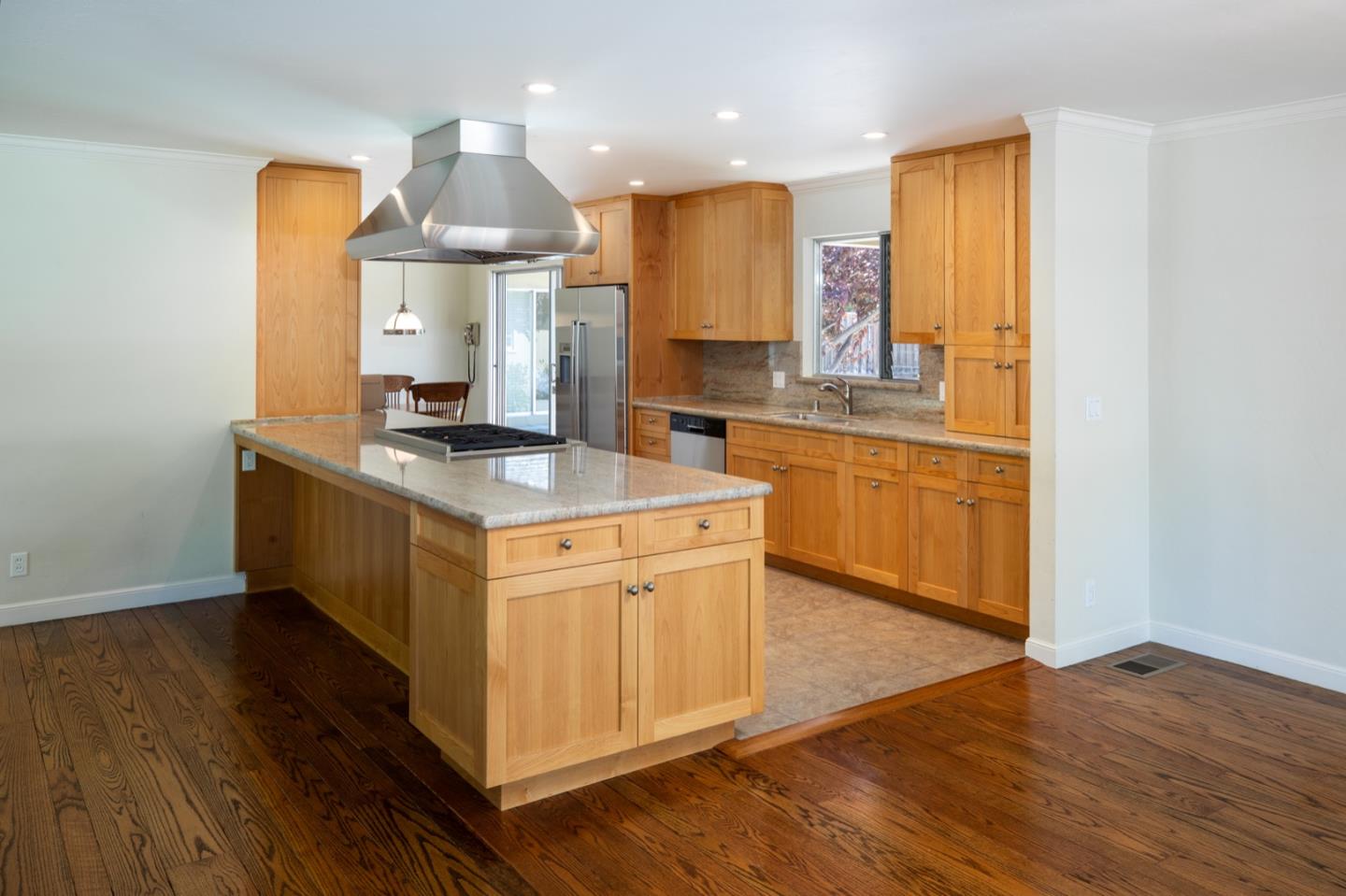 Detail Gallery Image 6 of 27 For 1850 White Oak Dr, Menlo Park,  CA 94025 - 4 Beds | 2/1 Baths