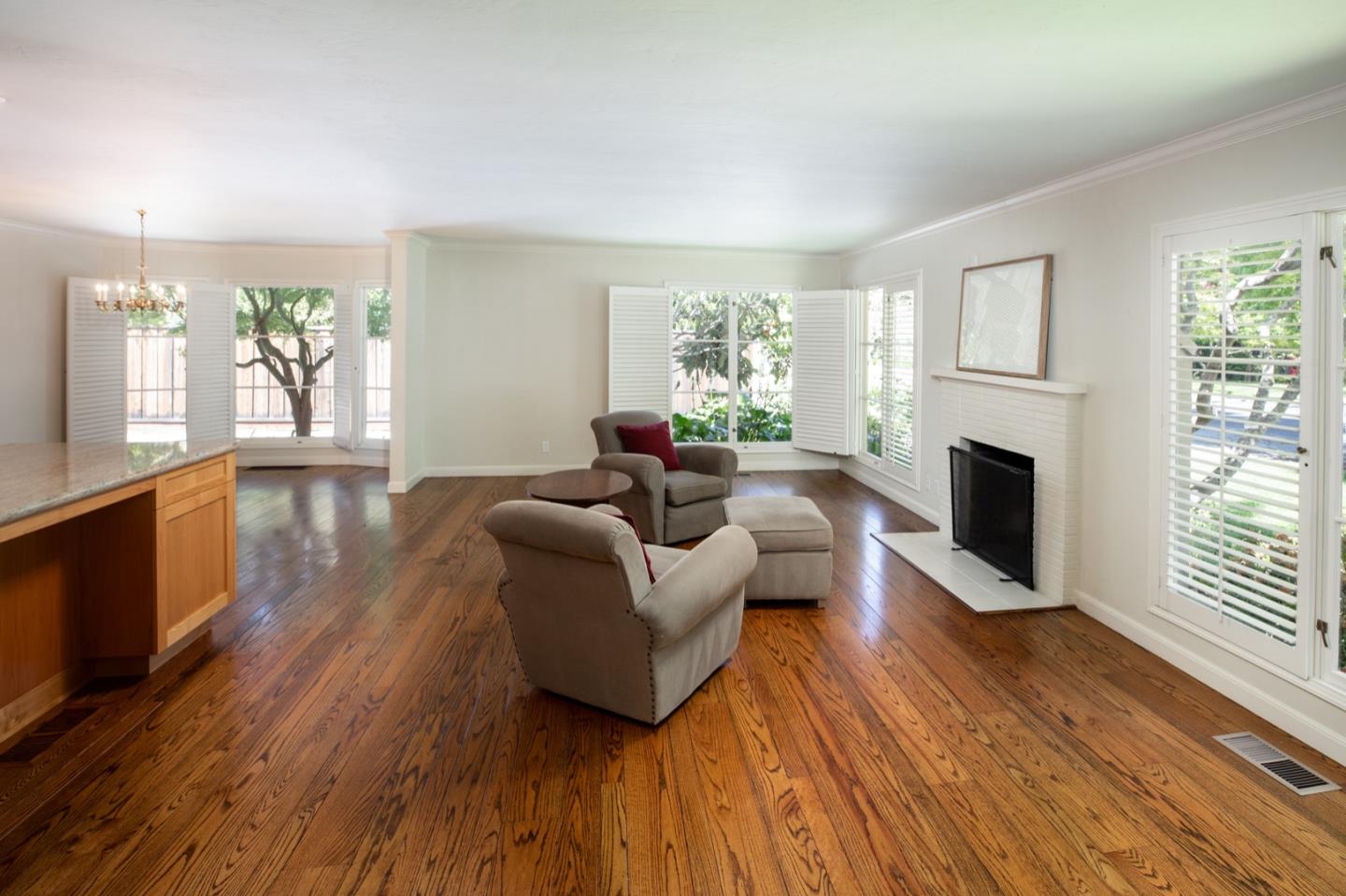 Detail Gallery Image 7 of 27 For 1850 White Oak Dr, Menlo Park,  CA 94025 - 4 Beds | 2/1 Baths